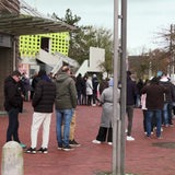 Menschen stehen in einer Schlange vor der Bremerhavener Stadthalle, um Tickets für das Spiel der Pinguins zu erhalten.