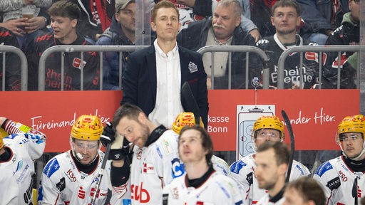 Eishockey-Spieler der Fischtown Pinguins stehen enttäuscht auf dem Eis, Trainer Alexander Sulzer schaut mit sehr ernster Miene.
