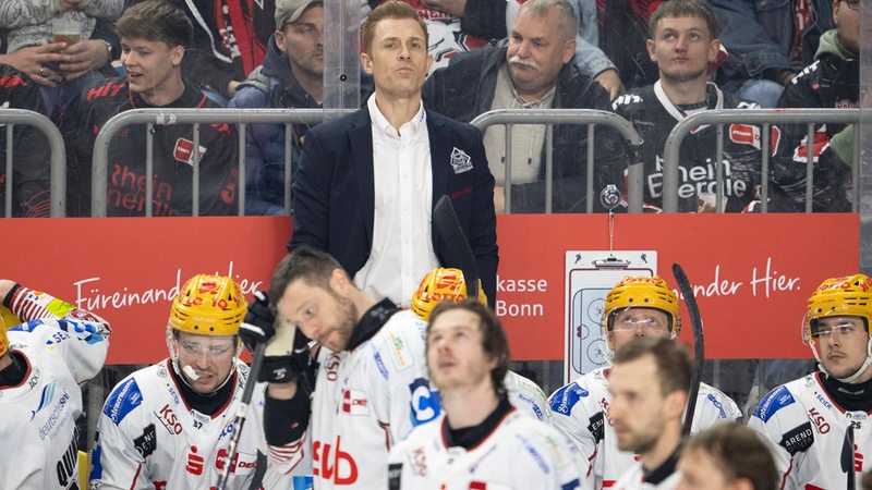 Eishockey-Spieler der Fischtown Pinguins stehen enttäuscht auf dem Eis, Trainer Alexander Sulzer schaut mit sehr ernster Miene.