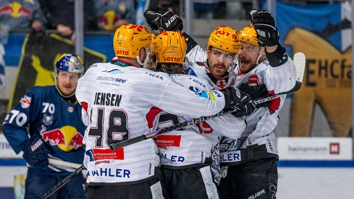 Eishockey-Spieler der Fischtown Pinguins bejubeln gemeinsam einen Treffer von Markus Vikingstad in den Play-offs gegen München.