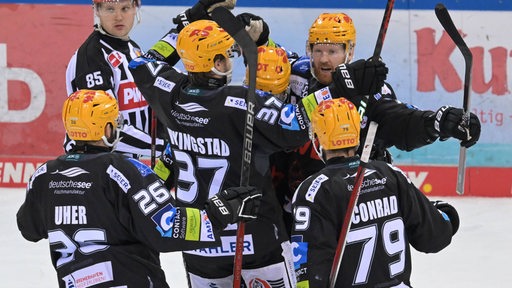 Eishockey-Spieler der Fischtown Pinguins bejubeln einen Treffer im Play-off-Halbfinale gegen München.