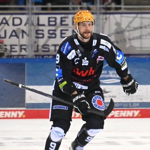 Eishockey-Spieler Jan Urbas von den Fischtown Pinguins is blij met een vrolijke actie.