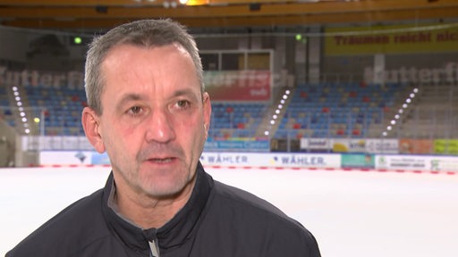 Pinguins-Coach Thomas Popiesch beim Interview am Rande des Trainings in der Eishalle.