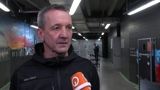 Eishockey-Trainer Thomas Popiesch von den Fischtown Pinguins beim Interview in den Katakomben der Berliner Halle.