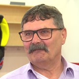 Der Manager der Fischtown Pinguins Alfred Prey lächelt bei einem Interview in der Mannchafts-Umkleide.