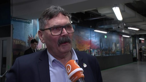 Eishockey-Manager Alfred Prey von den Fischtown Pinguins beim Interview nach dem Spiel in Berlin.