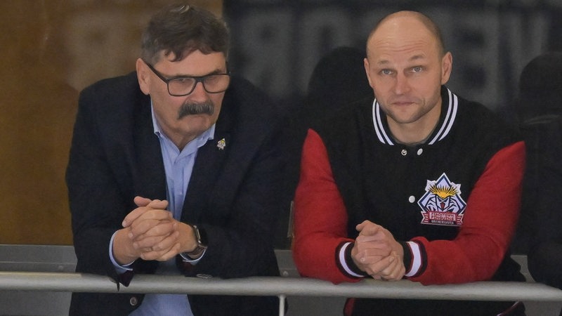 Eishockey-Manager Alfred Prey von den Fischtown Pinguins steht in der Eisarena neben seinem Nachfolger Sebastian Furchner.