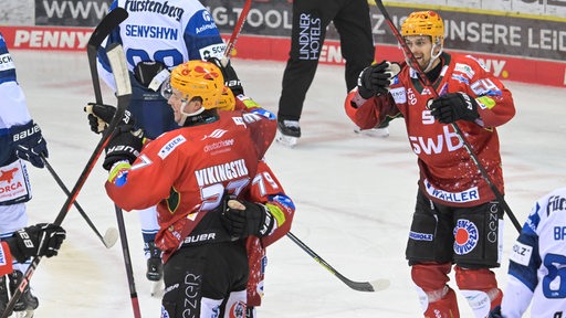 Eishockey-Spieler der Fischtown Pinghins bejubeln einen Treffer gegen Schwenningen.