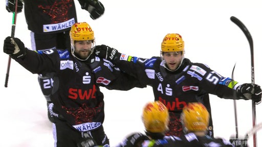 Eishockey-Spieler der Fischtown Pinguins bejubeln den Treffer im Play-off-Spiel gegen Ingolstadt.
