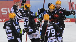 Eishockey-Spieler der Fischtown Pinguins bejubeln gemeinsam ein Tor gegen München im Play-off-Halbfinale.