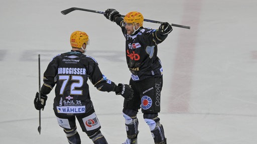 Eishockey-Spieler Jan Urbas von den Fischtown Pinguins reißt jubelnd die Arme hoch nach seinem Treffer im Play-off-Spiel gegen Köln.
