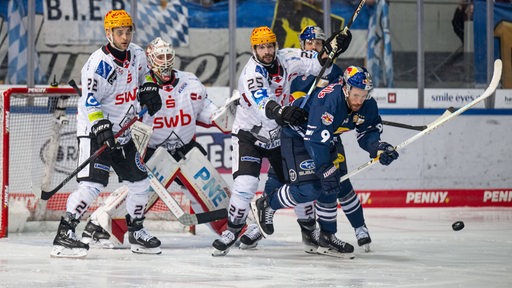 Eishockey-Spieler der Fischtown Pinguins verteidigen ihr Tor gegen einen Münchner Angriff im Play-off-Halbfinale.