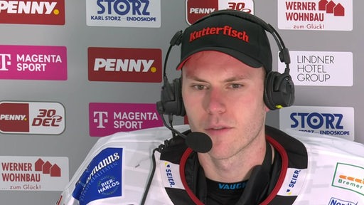 Der Eishockeyspieler Maximilian Franzred beim Interview.