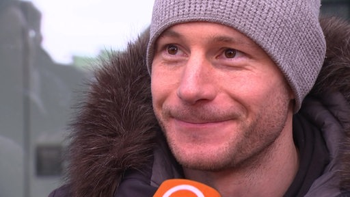 Pinguins-Kapitän Jan Urbas strahlt im Interview mit dem Sportblitz.
