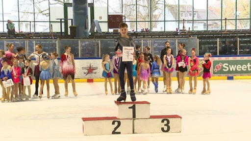 Eiskunstläufer Daniel Sainz Pasos steht auf dem Podium bei den Bremer Landesmeisterschaften
