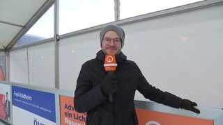 Reporter Niko Schleicher auf dem Eis in der Eislaufbahn Vegesack.