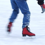 Ein Schlittschuhläufer auf einer Eisfläche.