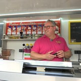 Ein Mann steht in seinem Eiswagen.
