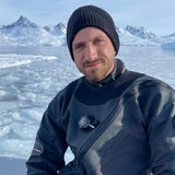 Porträt von Aurel Dahlgrün vor Eisbergen