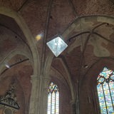 Eine Eispyramide hängt von der Decke der Kirche "Unser Lieben Frauen".