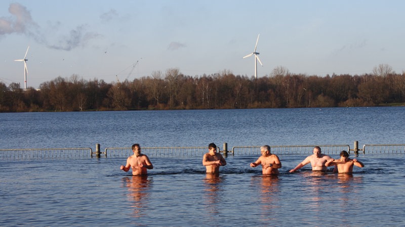 Männer im kalten Wasser des Stadtwaldsees