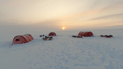 Zeltlager in der Eiswüste in Grönland