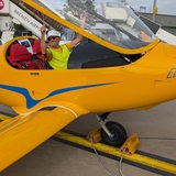 Pilot Uwe Nordmann mit dem Flugzeug des Typs "Elektra Trainer".
