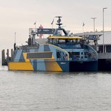 Ein Schiff liegt in einem Hafen.
