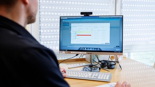 Ein Arzt lädt in seiner Praxis Daten in die elektronische Patientenakte (Symbolbild)