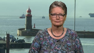 Elke Berthin, die Studioleiterin von Radio Bremen in Bremerhaven vor dem schiefen Leuchtturm