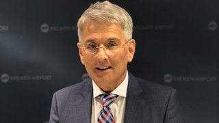Elmar Kleinert bei der Pressekonferenz am Bremer Airport