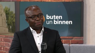 Der kulturpolitische Sprecher der SPD-Fraktion, Elombo Bolayela, im Studio von buten un binnen.
