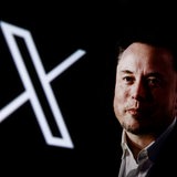 Elon Musk neben einem X, dem Symbol der Plattform X.