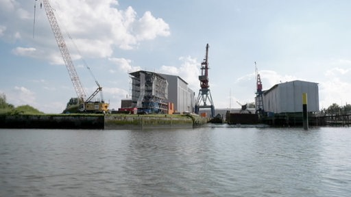 Blick auf das Firmengelände der Elsflether Werft vom Wasser aus.