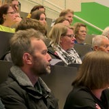 Menschen sitzen in einem Uni-Hörsaal
