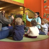 In einem Elternverein der Morgenkreis mit Kindern und Erzieherinnen. 