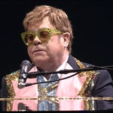 Elton John am Klavier in Bremen