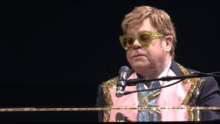 Elton John am Klavier in Bremen