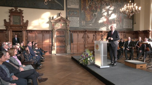 Zu wsehen ist andreas Bovenschulte, während er eine Rede beim Neujahrsempfang des Bremer Senats hält.