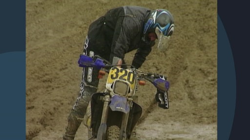 Ein Motosportler in der Schlammschlacht bei der Enduro Meisterschaft 2000. 