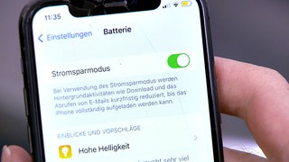 Mehrere Internetfähige Geräte sind gleichzeitig an, in einem Büro. 