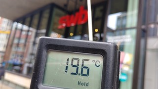 Ein Thermometer im SWB-Kundencenter am Domshof zeigt 19,6 Grad an