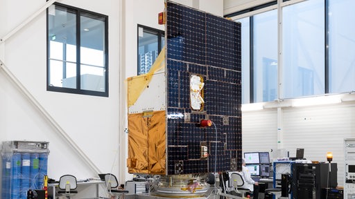 Ein Satellit in einer Halle