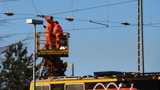 Bahnarbeiter reparieren die Oberleitung am Neustädter Bahnhof