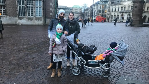 Ercan Cimen mit Familie auf dem Marktplatz in Bremen