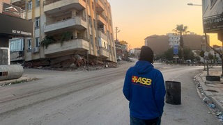 Zerstörte Gebäude im Erdbebengebiet in der Türkei. Helfer des ASB aus Bremen sind vor Ort.
