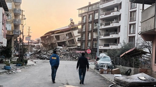 Zerstörte Gebäude im Erdbebengebiet in der Türkei. Helfer des ASB aus Bremen sind vor Ort.