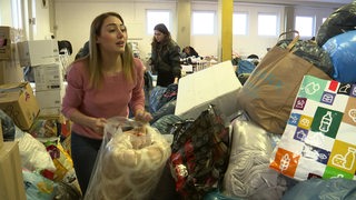 Eine Bremerin sortiert Spenden für die Erdbebenopfer in der Türkei und Syrien.