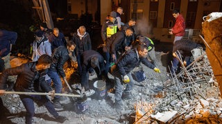 Retter versuchen Trümmer in Erdbeben-Gebiet wegzuräumen
