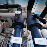 Solevor- und Solerücklauf mit Wärmepumpe in der Geothermie-Anlage im Heizungsraum eines Hauses